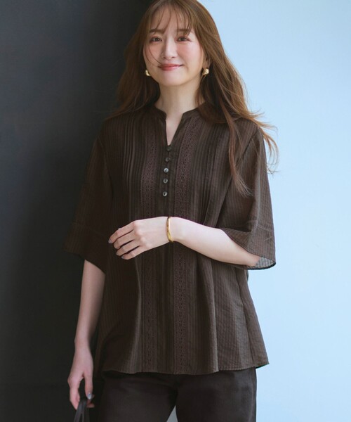 23区（ニジュウサンク）の「【WEB&一部店舗限定】はしごレース シアー トップス（シャツ/ブラウス・レディース・アイボリー系/パイングリーン系/ダルブルー系/ブラック系/ダークブラウン系・38）」の3枚目の写真