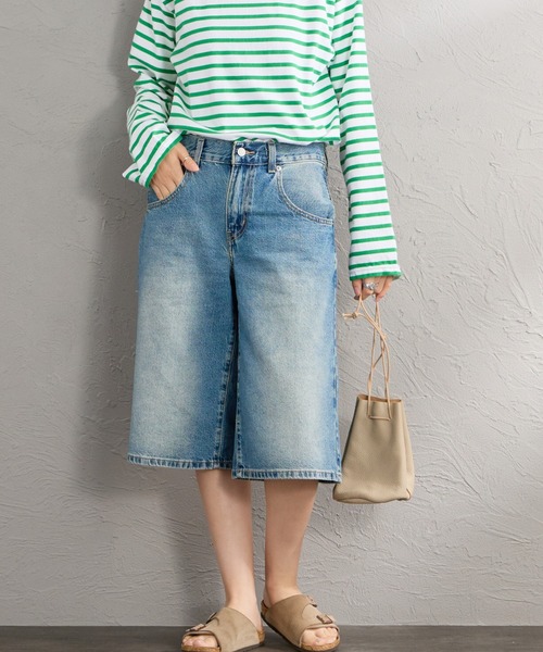 Levi's（リーバイス）の「[LEVI’S/リーバイス] SUPER BAGGY JORT スーパーバギーショートジーンズ（デニムパンツ・レディース・ライトインディゴブルー/ブラック・26/25/27）」の2枚目の写真