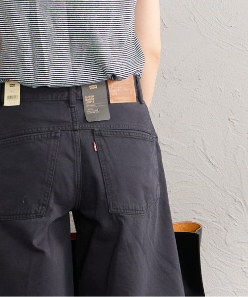 Levi's（リーバイス）の「[LEVI’S/リーバイス] SUPER BAGGY JORT スーパーバギーショートジーンズ（デニムパンツ・レディース・ライトインディゴブルー/ブラック・26/25/27）」の13枚目の写真