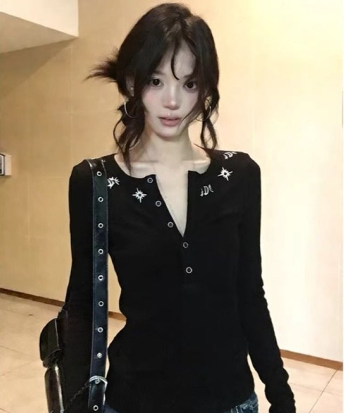 Ritzy(リッツィー)の「星スプラッシュ刺繍ヘンリーネックスリムロン T(Tシャツ/カットソー・レディース・ブラック・M)」の1枚目の写真
