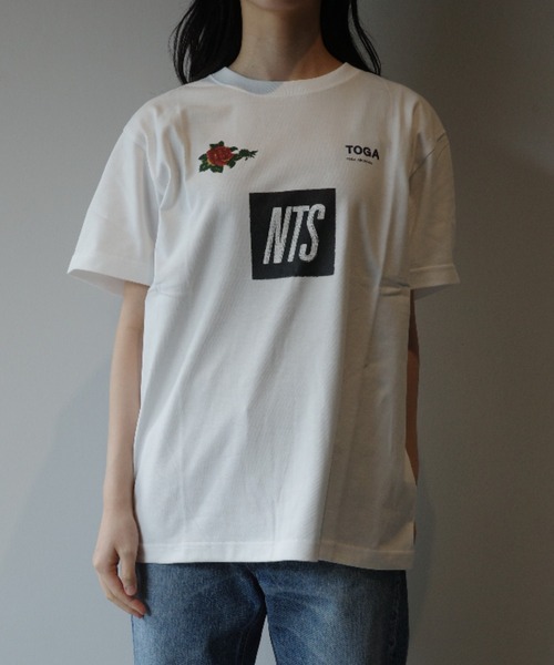 TOGA(トーガ)の「TOGA×NTS Logo print T-shirt TOGA×NTS(Tシャツ/カットソー・レディース・ホワイト/ブラック・SMALL/MEDIUM)」の1枚目の写真