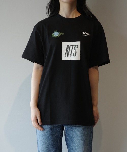TOGA(トーガ)の「TOGA×NTS Logo print T-shirt TOGA×NTS(Tシャツ/カットソー・レディース・ホワイト/ブラック・SMALL/MEDIUM)」の2枚目の写真