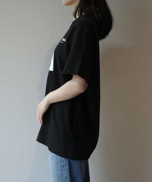 TOGA(トーガ)の「TOGA×NTS Logo print T-shirt TOGA×NTS(Tシャツ/カットソー・レディース・ホワイト/ブラック・SMALL/MEDIUM)」の6枚目の写真