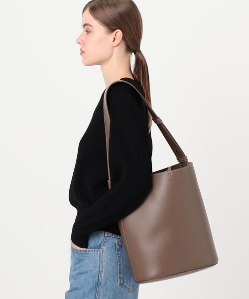 TOMORROWLAND (トゥモローランド)の「LIE STUDIO THE NORMA TOTE バッグ(トートバッグ・レディース・ブラウン・FREE)」の2枚目の写真