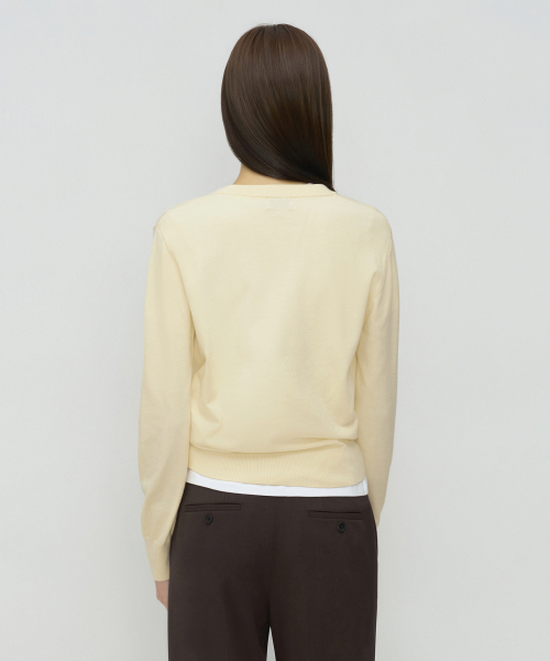 MUSINSA STANDARD WOMAN（ムシンサスタンダードウーマン）の「ウィメンズエッセンシャルVネックニット[バタークリーム]（ニット/セーター・レディース・その他・X-SMALL/SMALL/LARGE/MEDIUM）」の4枚目の写真