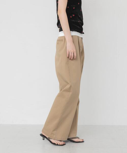 URBAN RESEARCH（アーバンリサーチ）の「『3サイズ展開』コットンサテンストレートパンツ（その他パンツ・レディース・ベージュ/カーキ・38/40/36）」の3枚目の写真