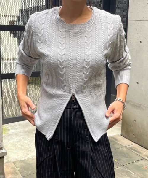 ROGER AND RAW(ロジャーアンドロウ)の「ウエストファスナー ケーブルニットトップス(ニット/セーター・レディース・ベージュ/グレー/ライトブルー・FREE)」の2枚目の写真