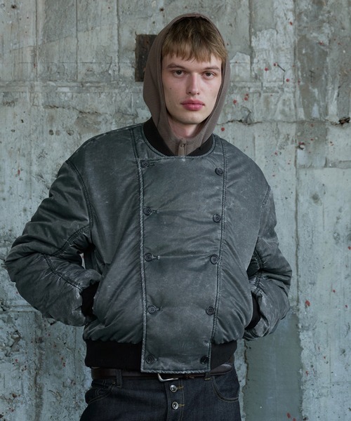 Regen Glanz(レーゲングランツ)の「vintage wash double-breasted bomber jacket / ヴィンテージウオッシュダブルブレストボンバージャケット(MA-1・メンズ・カーキ/グレー・MEDIUM/SMALL/LARGE)」の2枚目の写真