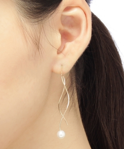COCOSHNIK(ココシュニック)の「K10S字ライン×パール チェーンピアス 小(ピアス(両耳用)・レディース・イエローゴールド・00)」の4枚目の写真