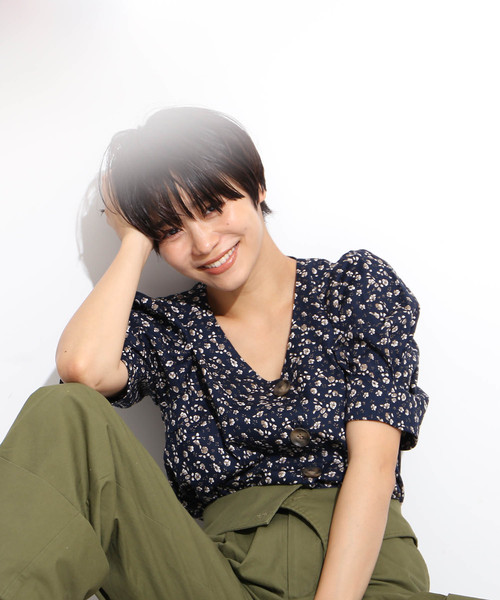 FREE'S MART（フリーズマート）の「ビッグボタンパフスリーブブラウス（シャツ/ブラウス・レディース・ベージュ/ワイン/ダークネイビー/グリーン・FREE）」の8枚目の写真