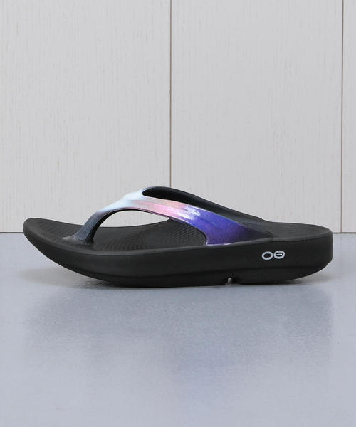 OOFOS(ウーフォス)の「<OOFOS>RECOVERY TONG/サンダル(サンダル・レディース・ホワイト/ロイヤルブルー/ライラック・7/8/6)」の3枚目の写真