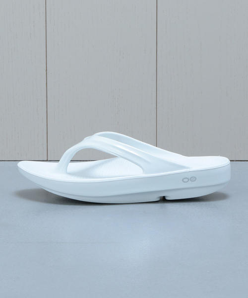OOFOS(ウーフォス)の「<OOFOS>RECOVERY TONG/サンダル(サンダル・レディース・ホワイト/ロイヤルブルー/ライラック・7/8/6)」の1枚目の写真