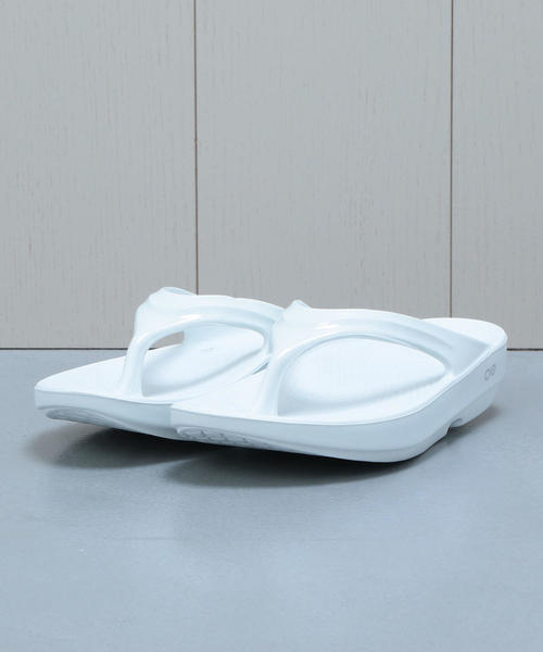 OOFOS(ウーフォス)の「<OOFOS>RECOVERY TONG/サンダル(サンダル・レディース・ホワイト/ロイヤルブルー/ライラック・7/8/6)」の9枚目の写真