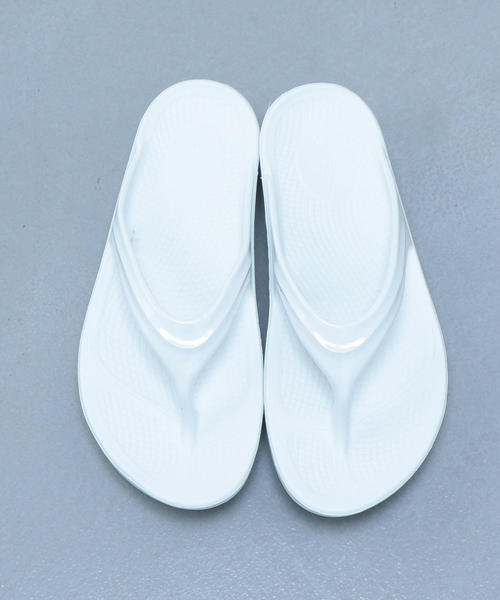 OOFOS(ウーフォス)の「<OOFOS>RECOVERY TONG/サンダル(サンダル・レディース・ホワイト/ロイヤルブルー/ライラック・7/8/6)」の8枚目の写真