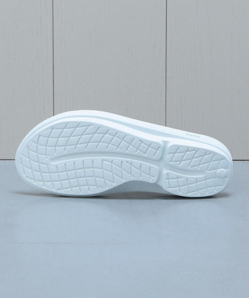 OOFOS(ウーフォス)の「<OOFOS>RECOVERY TONG/サンダル(サンダル・レディース・ホワイト/ロイヤルブルー/ライラック・7/8/6)」の7枚目の写真