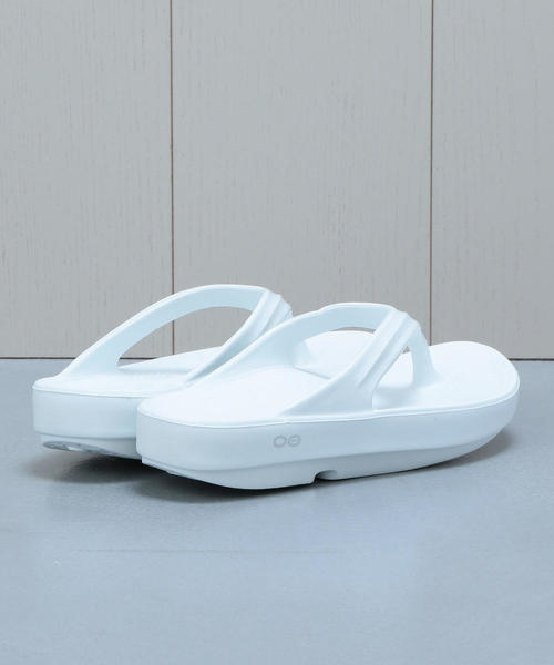 OOFOS(ウーフォス)の「<OOFOS>RECOVERY TONG/サンダル(サンダル・レディース・ホワイト/ロイヤルブルー/ライラック・7/8/6)」の6枚目の写真