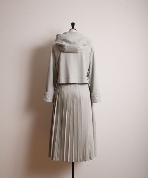 tocco closet（トッコ　クローゼット）の「２ＷＡＹフード付き袖口レース装飾バックプリーツロングブルゾン（その他アウター・レディース・グレー系その他/アイボリー/ミント/ベージュ・M）」の21枚目の写真