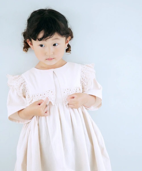 LOWRYS FARM（ローリーズファーム）の「コットンレースカラーブラウス　942851（シャツ/ブラウス・キッズ・ブラック/オフホワイト/オレンジ・130/120/110）」の2枚目の写真