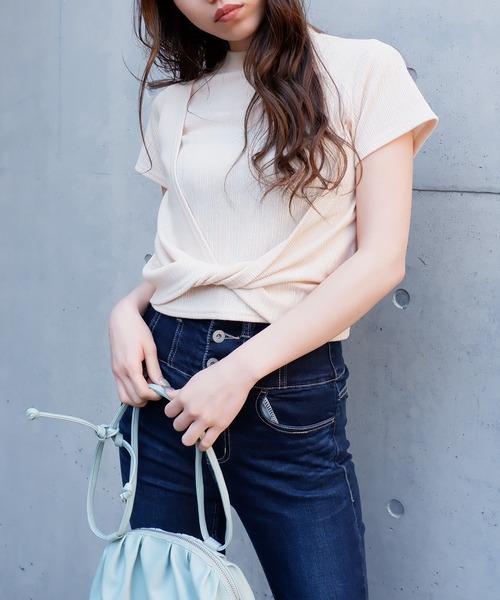 SPIRALGIRL(スパイラルガール)の「フロントねじりTシャツ(Tシャツ/カットソー・レディース・ブラック/ベージュ/グリーン・FREE)」の3枚目の写真