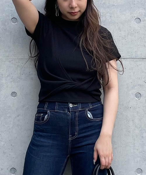 SPIRALGIRL(スパイラルガール)の「フロントねじりTシャツ(Tシャツ/カットソー・レディース・ブラック/ベージュ/グリーン・FREE)」の2枚目の写真