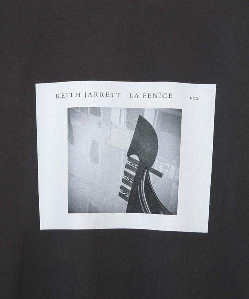 ADAM ET ROPE'(アダムエロペ)の「【ECM×10C】Keith Jarrett La Fenice(Tシャツ/カットソー・メンズ・ブラック/ホワイト・L/M/XL)」の8枚目の写真