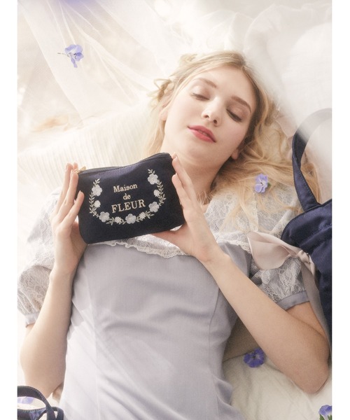 Maison de FLEUR（メゾンドフルール）の「ネモフィラ刺繍ミニポーチ