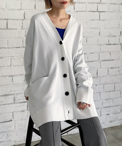 PAGEBOY（ページボーイ）の「WフェイスVネックBIGカーディガン（ニット/セーター・レディース・オフホワイト/ブラック/ブラウン系その他/グレイッシュベージュ・FREE）」の2枚目の写真