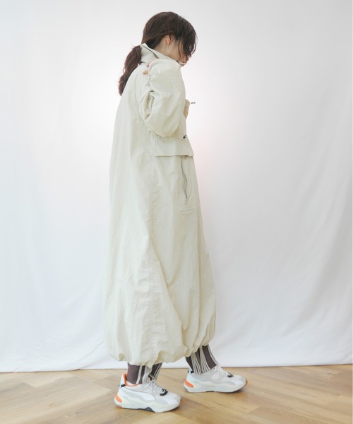 AZUL ENCANTO（アズールエンカント）の「スタンドカラーナイロンワンピース（ワンピース・レディース・ブラック/オリーブ/アイボリー・FREE）」の10枚目の写真