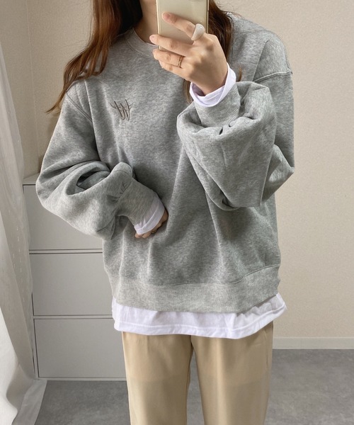 Diosfront（ディオスフロント）の「レイヤード風ワンポイント刺繍裏起毛トレーナー（スウェット・レディース・パープル/グレー/ピンク/オレンジ/ブルー/アイボリー/ベージュ/ブラック・FREE）」の4枚目の写真