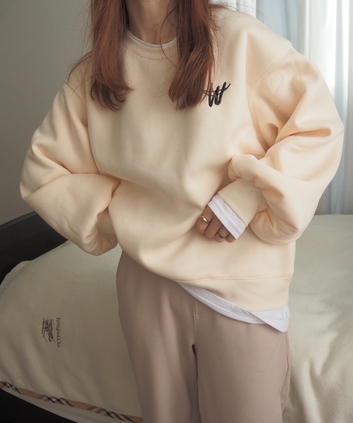 Diosfront（ディオスフロント）の「レイヤード風ワンポイント刺繍裏起毛トレーナー（スウェット・レディース・パープル/グレー/ピンク/オレンジ/ブルー/アイボリー/ベージュ/ブラック・FREE）」の2枚目の写真