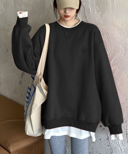 Diosfront（ディオスフロント）の「レイヤード風ワンポイント刺繍裏起毛トレーナー（スウェット・レディース・パープル/グレー/ピンク/オレンジ/ブルー/アイボリー/ベージュ/ブラック・FREE）」の3枚目の写真