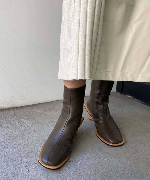 AULA AILA（アウラアイラ）の「AULA AILA（アウラ アイラ）別注ショートブーツ（ブーツ・レディース・ブラック/カーキ/オフホワイト・36.5/37.5/35.5）」の3枚目の写真