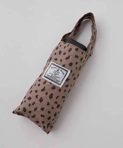 one after another NICE CLAUP（ワンアフターアナザーナイスクラップ）の「【雨天用/80％UVカット】トートバック付きレオパード折り畳み傘（折りたたみ傘・レディース・ホワイト/ベージュ・FREE）」の2枚目の写真