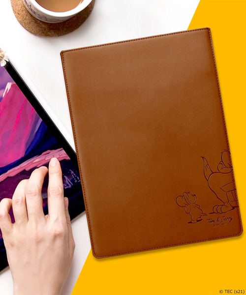 Tom&Jerry(トムアンドジェリー)の「【公式】トムとジェリー 8~11inch 汎用タブレット用スリープケース(PC・タブレットケース・レディース・ブラウン/イエロー・FREE)」の1枚目の写真