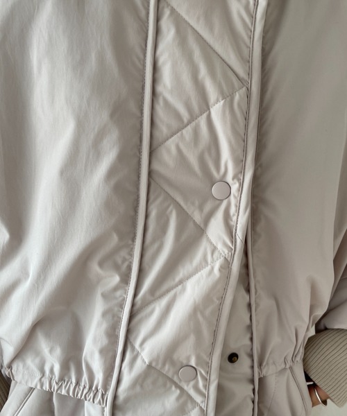 wee9s(ウィークス)の「layered design quilting long coat / レイヤードデザイン中綿キルティングロングコート(ダウンジャケット/コート・レディース・ベージュ/アイボリー/ブラック・FREE)」の20枚目の写真