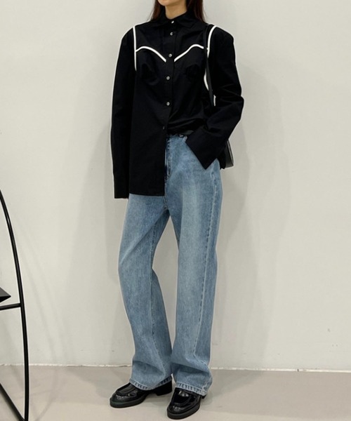 Jewelobe(ジュエローブ)の「パイピングデザインバストギャザーシャツ(シャツ/ブラウス・レディース・サックスブルー/ブラック・FREE)」の1枚目の写真