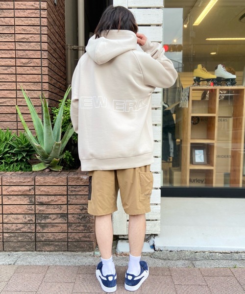 NEW ERA（ニューエラ）の「【ムラサキスポーツ別注】NEW ERA/ニューエラ オーバーサイズ プルオーバーパーカー/ビッグロゴ バックプリント 13501862/13501863/13501864（パーカー・メンズ・ベージュ/グレー/ブラック・M/L/XL/XXL）」の15枚目の写真