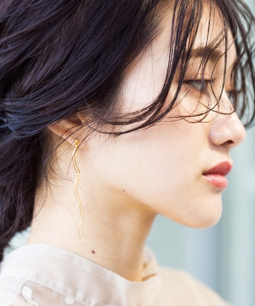 The Rule(ザルール)の「The Rule ザルール : Connect pieced earring :ロングシルエットピアス(ピアス(両耳用)・レディース・ダークブルー/ベージュ/クリア・FREE)」の5枚目の写真