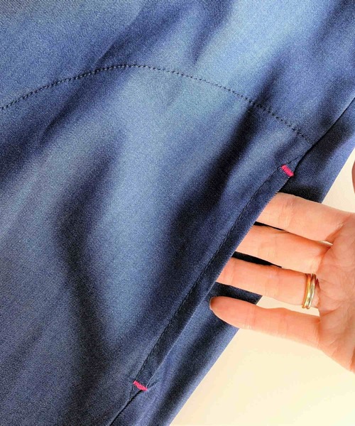 Q（キュー）の「テンセルデニムロングシャツ（シャツワンピース・レディース・ネイビー・MEDIUM）」の7枚目の写真