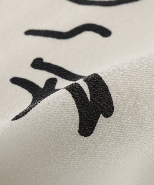 mii（ミー）の「【Mii / ミイ】 SCREEN PRINTED SQUARE SCARF：スカーフ（バンダナ/スカーフ・レディース・ホワイト系その他・SMALL）」の6枚目の写真