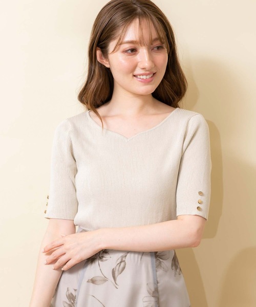 NOELA（ノエラ）の「ゴールドボタンハートネックニット（ニット/セーター・レディース・イエロー/オフホワイト/ピンク/サックスブルー・フリー）」の2枚目の写真