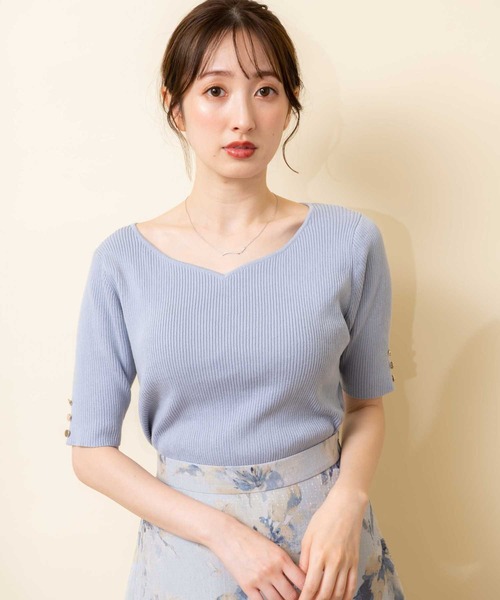 NOELA（ノエラ）の「ゴールドボタンハートネックニット（ニット/セーター・レディース・イエロー/オフホワイト/ピンク/サックスブルー・フリー）」の3枚目の写真