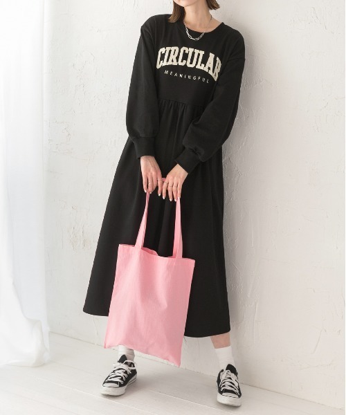 ad thie（アドティエ）の「カレッジロゴ 裏毛ギャザー切替ワンピース（ワンピース・レディース・ベージュ/オートミール/ブラック/アイボリー/ピンク/チャコール・FREE）」の2枚目の写真