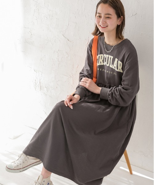 ad thie（アドティエ）の「カレッジロゴ 裏毛ギャザー切替ワンピース（ワンピース・レディース・ベージュ/オートミール/ブラック/アイボリー/ピンク/チャコール・FREE）」の13枚目の写真