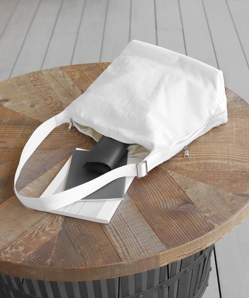 ANEMONE（アネモネ）の「ナイロンスクエアショルダーバッグ（ショルダーバッグ・レディース・カーキ/オフホワイト/ブラック/ホワイト/ベージュ/アイボリー・FREE）」の2枚目の写真