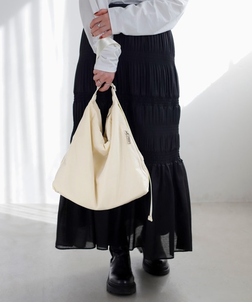 ANEMONE（アネモネ）の「ナイロンスクエアショルダーバッグ（ショルダーバッグ・レディース・カーキ/オフホワイト/ブラック/ホワイト/ベージュ/アイボリー・FREE）」の3枚目の写真