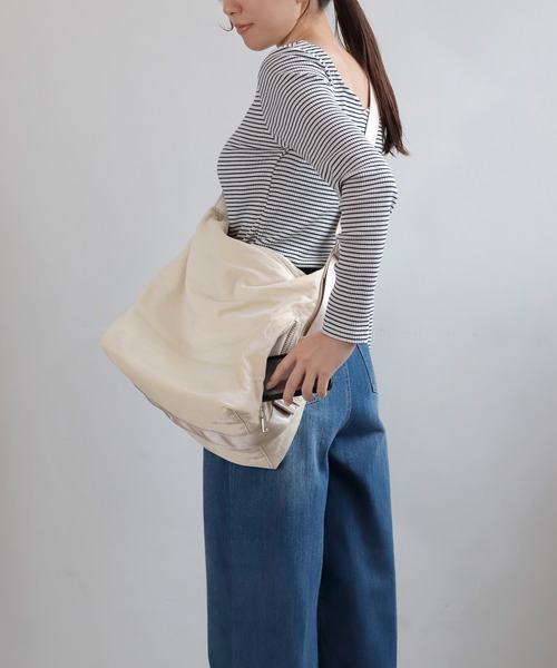 ANEMONE（アネモネ）の「ナイロンスクエアショルダーバッグ（ショルダーバッグ・レディース・カーキ/オフホワイト/ブラック/ホワイト/ベージュ/アイボリー・FREE）」の4枚目の写真