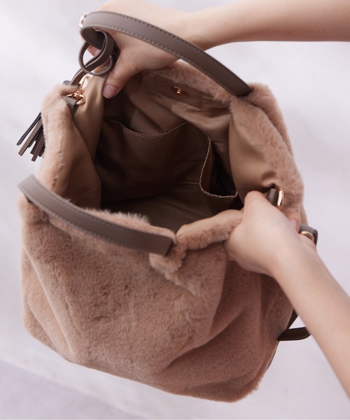 Chez toi(シェトワ)の「タッセル付エコファーBAG(トートバッグ・レディース・ブラウン/ベージュ/チャコールグレー・FREE)」の6枚目の写真