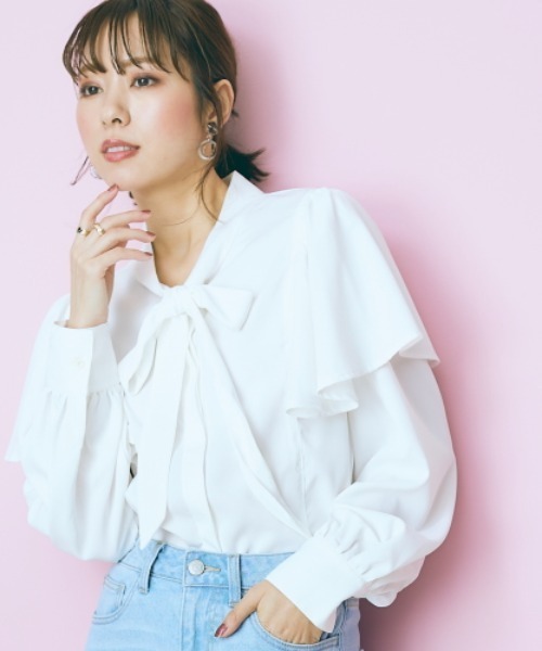 marun（マルン）の「＜大きいサイズ＞　フリルボータイブラウス  marun（シャツ/ブラウス・レディース・オフホワイト/サックスブルー/ピンク・4L/LL/3L/L/5L）」の2枚目の写真