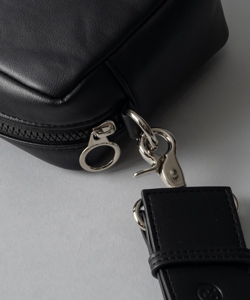 Adree リングジップオリジナルロゴワイドベルトショルダーバッグ adree（アドリー）の「ring zip original logo wide belt